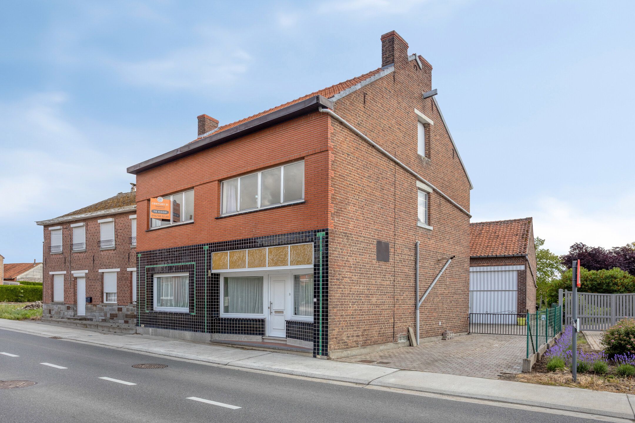 Hoofdfoto van de publicatie: Ruime, deels gerenoveerde woning met veel potentieel