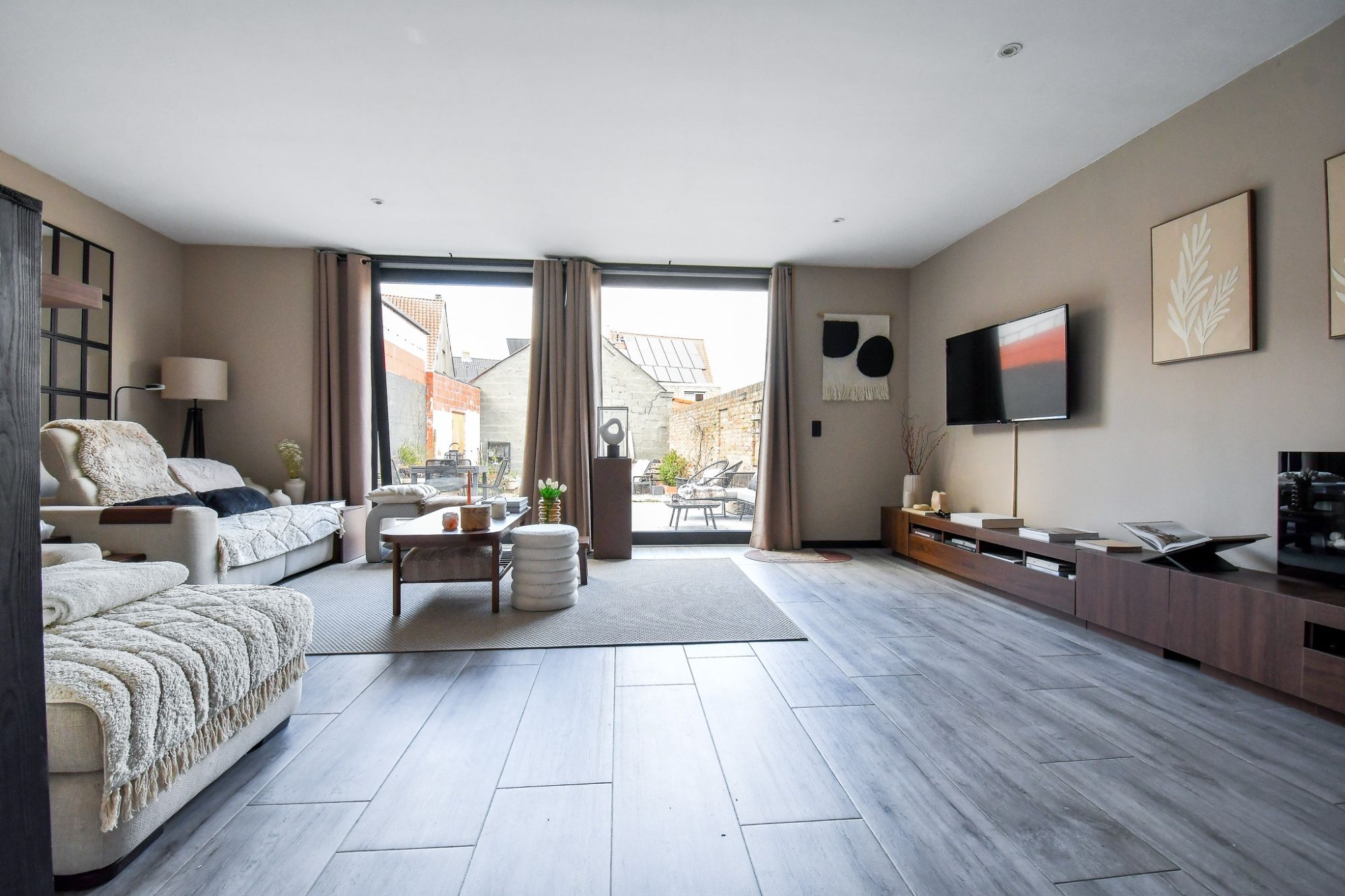 Volledig gerenoveerde woning met uitweg en tuin foto 7