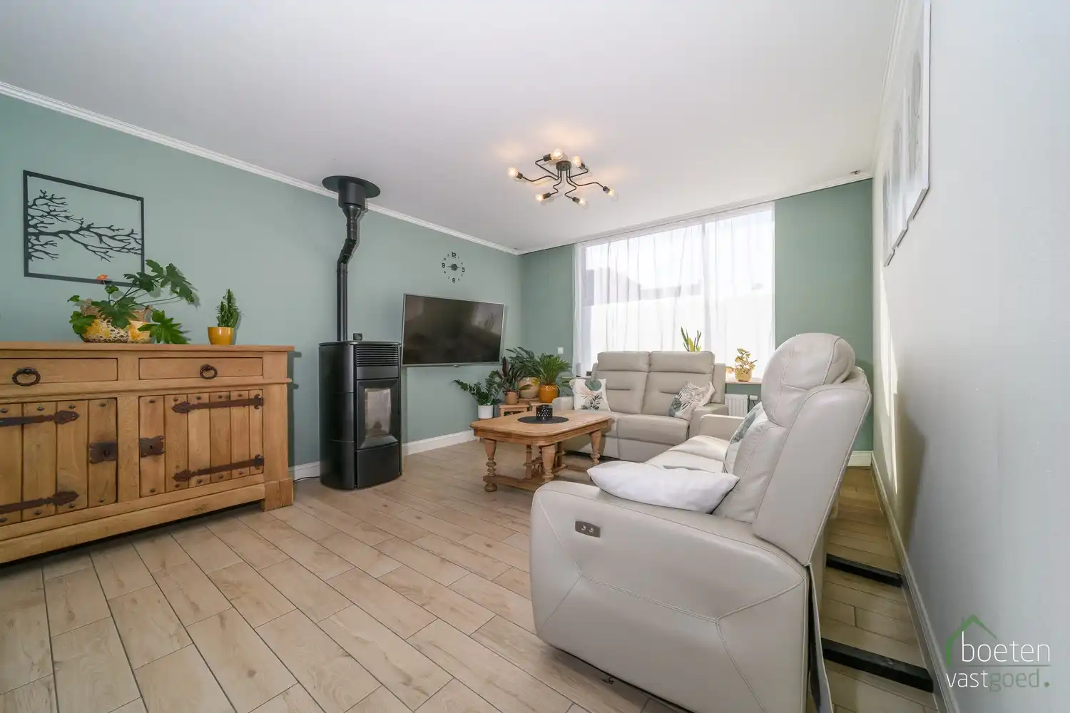 RENINGE: Gezellige dorpswoning met een gerenoveerd gelijkvloers, 3 slpks & zolder en tuin met open zicht op 376m² grondopp. foto 5