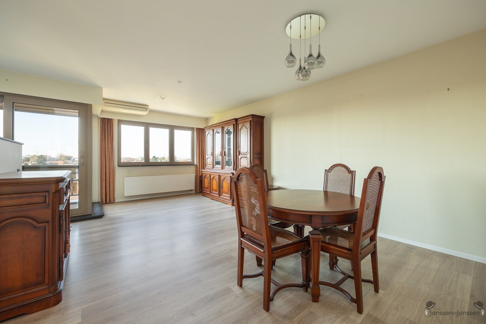 Instapklaar appartement met 2 slpks, terras en autostaanplaats foto 2