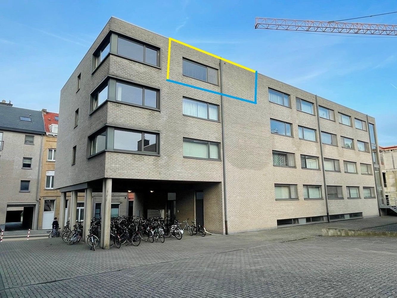 Zeer ruime en gemeubelde studentenkamer, gelegen achteraan het gebouw foto 8