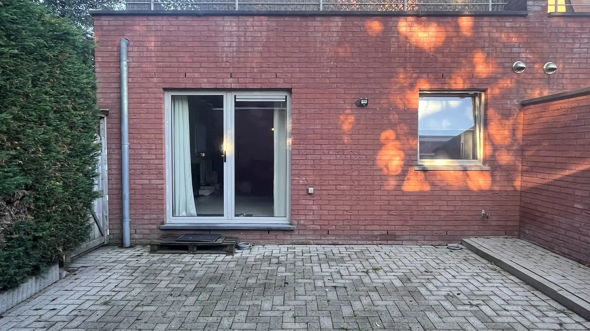 Gelijkvloers appartement met terras en private garage foto 12