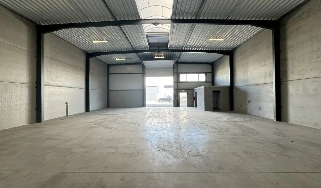 Magazijn te huur langs kanaal in Sint-Lenaarts foto 3