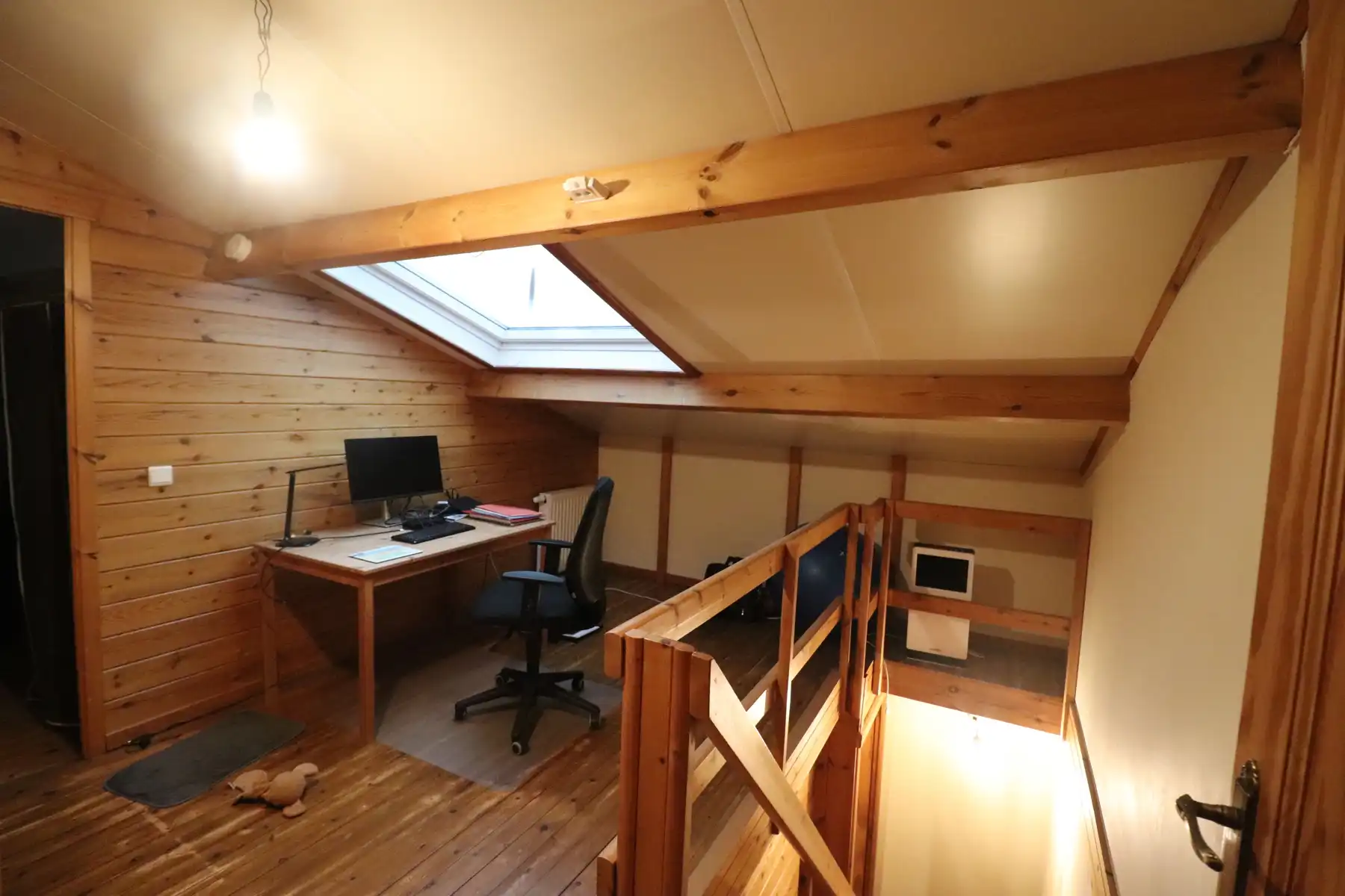 Een weekendverblijf met verdieping en met terras, carport en tuin. foto 9