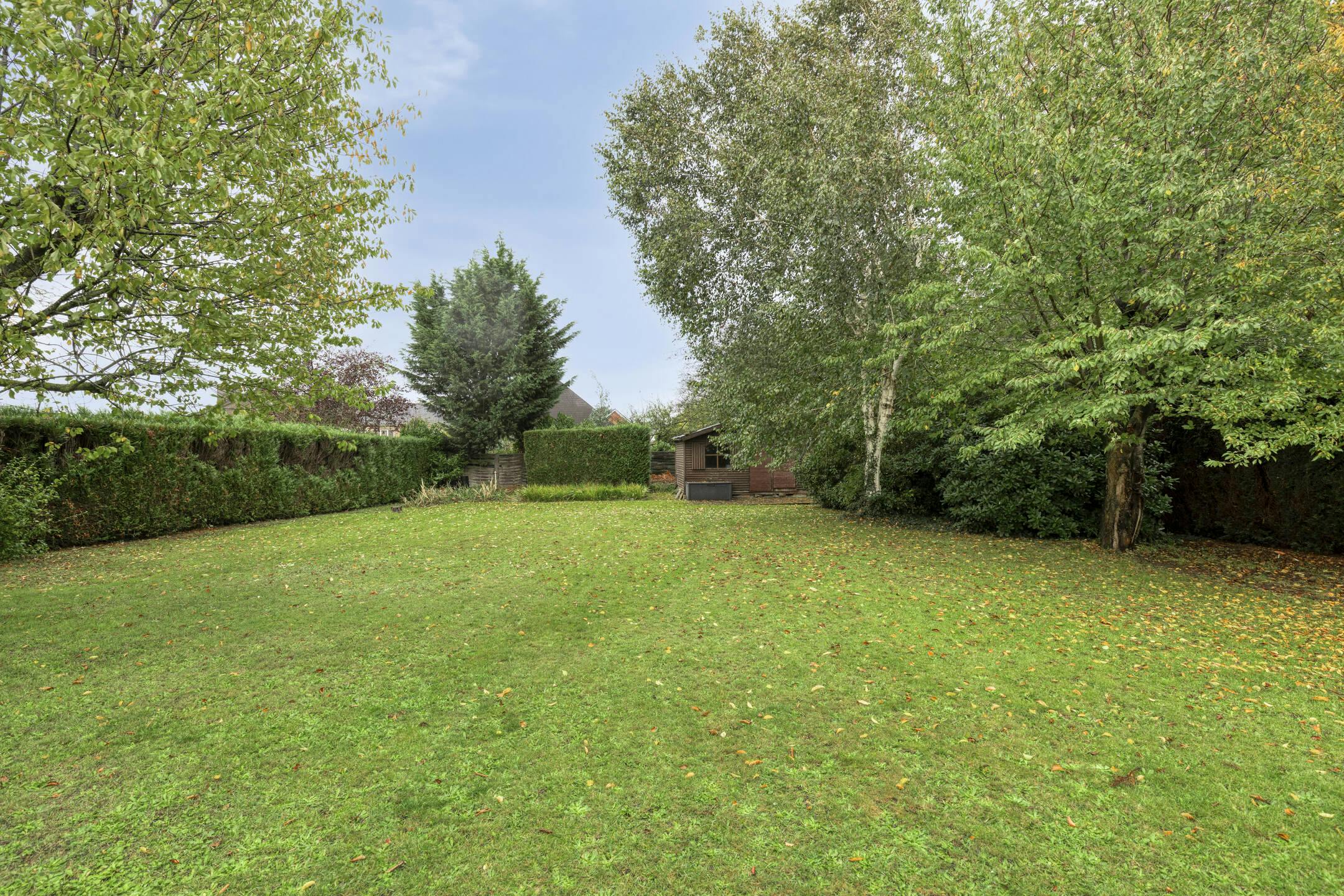 Ruime woning omgeven door groene tuin met 4 slaapkamers foto 20