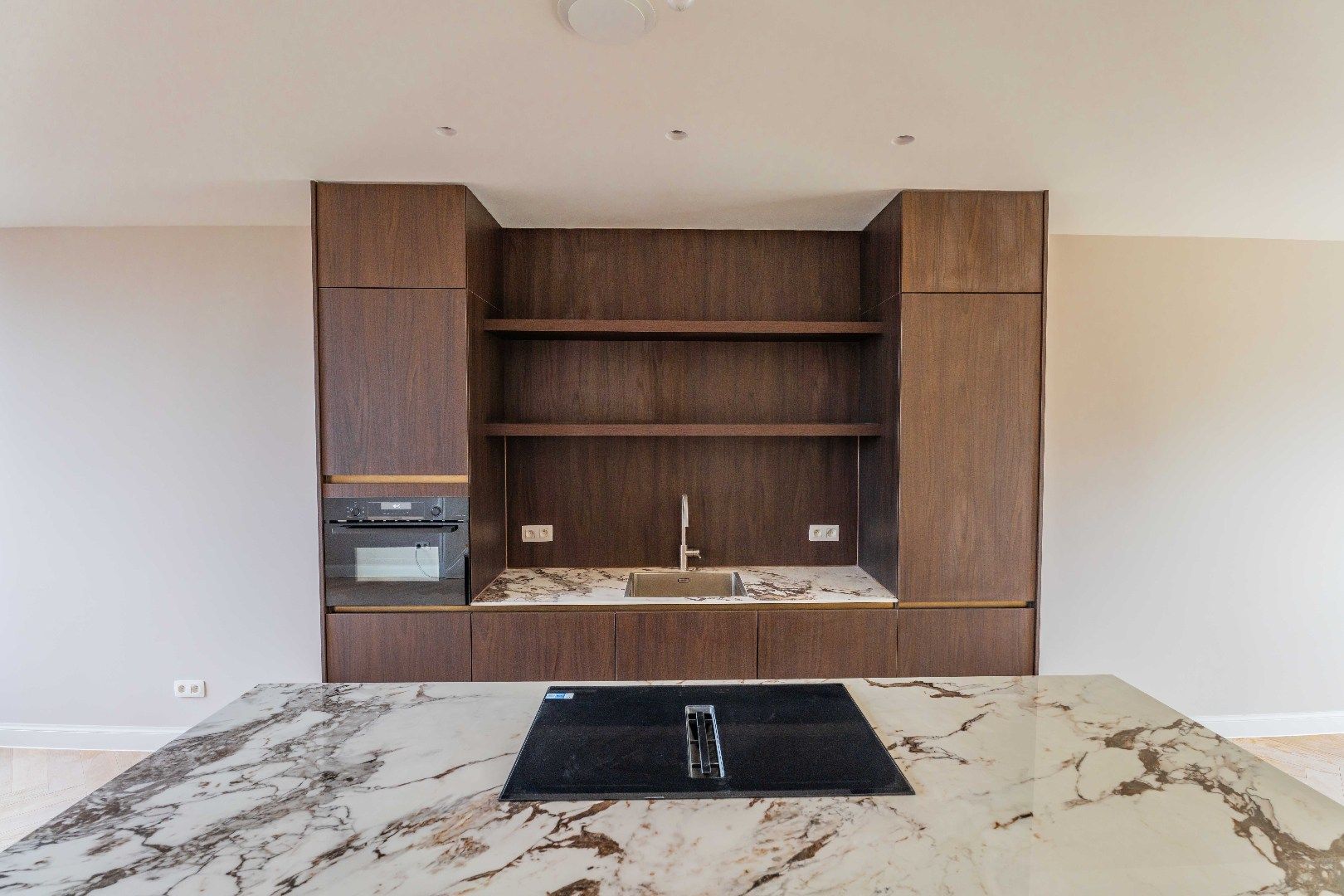 Prachtig gerenoveerd appartement met ruim terras foto 6