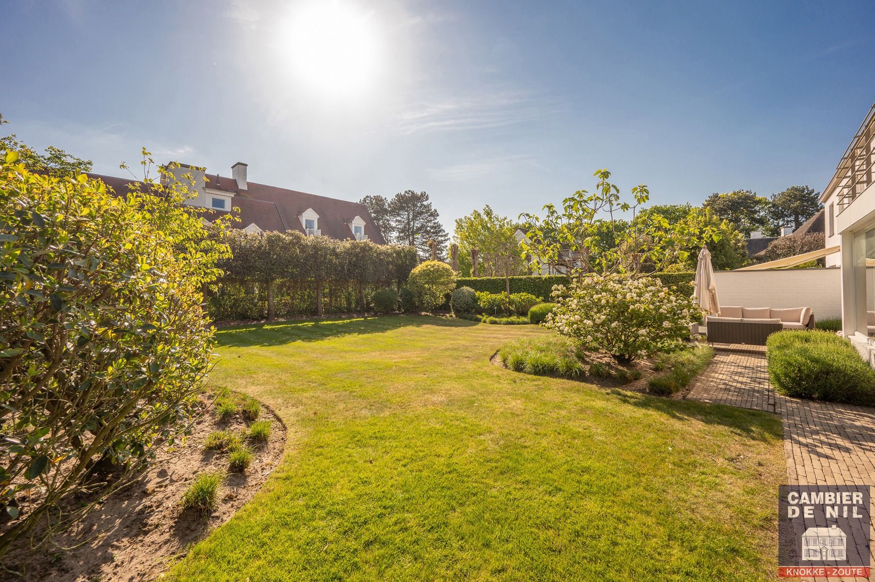 Ruime, gemeubelde koppelvilla aan de Royal Zoute Tennisclub. foto 6