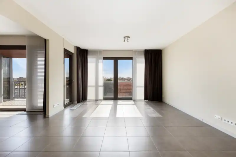 Ruime serviceflat met 1 slaapkamer (100 m²) voor eigen gebruik of als investering foto 4