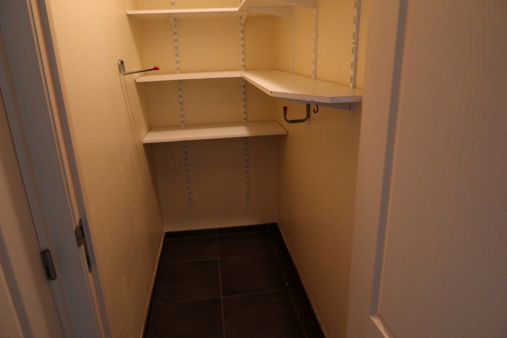 Gelijkvloers app met 2 slk, tuin en garage foto 10