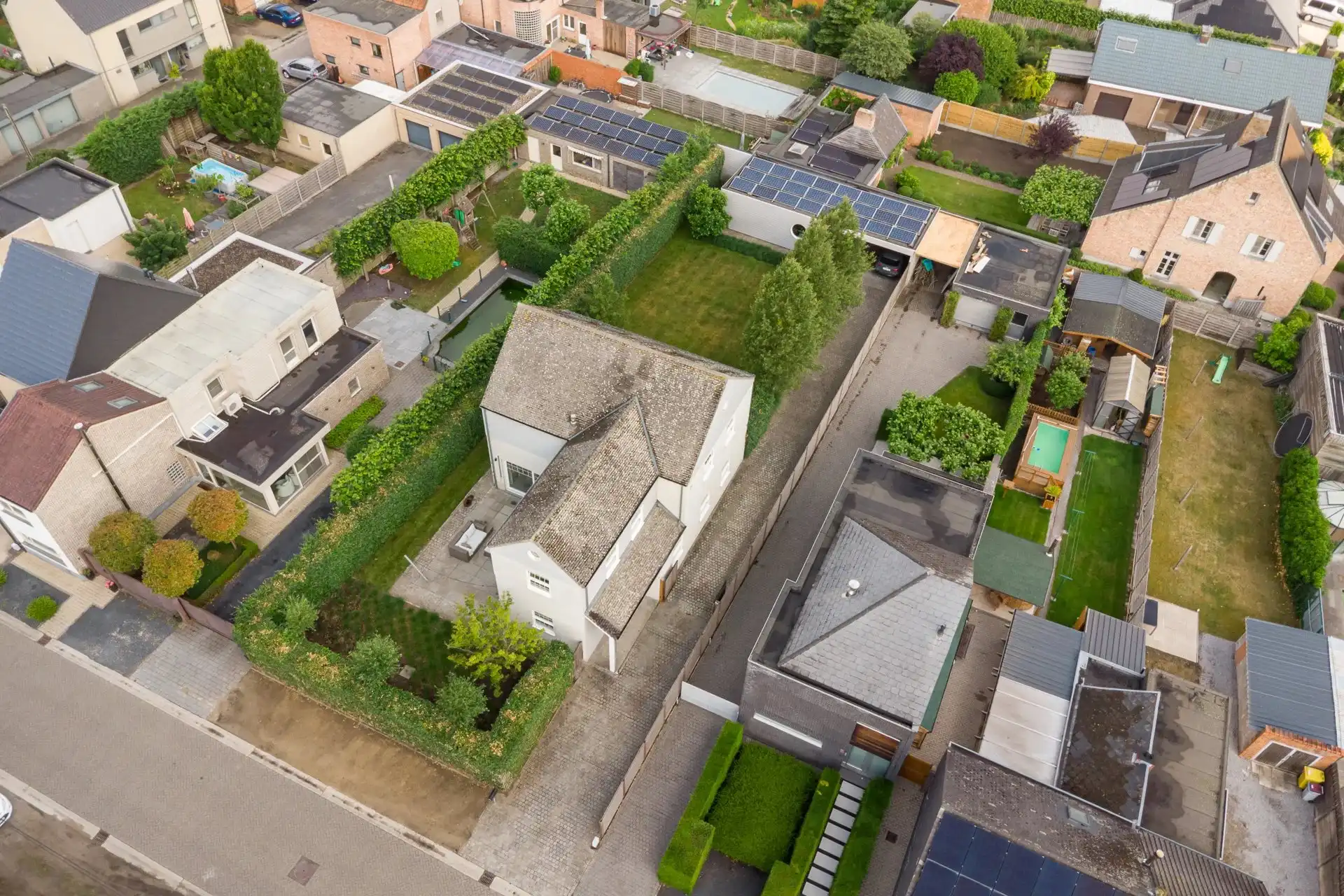 Prachtige luxueus ingerichte woning met 4 slaapkamers en 2 badkamers op een mooi perceel van 8are met bijgebouw. foto 3