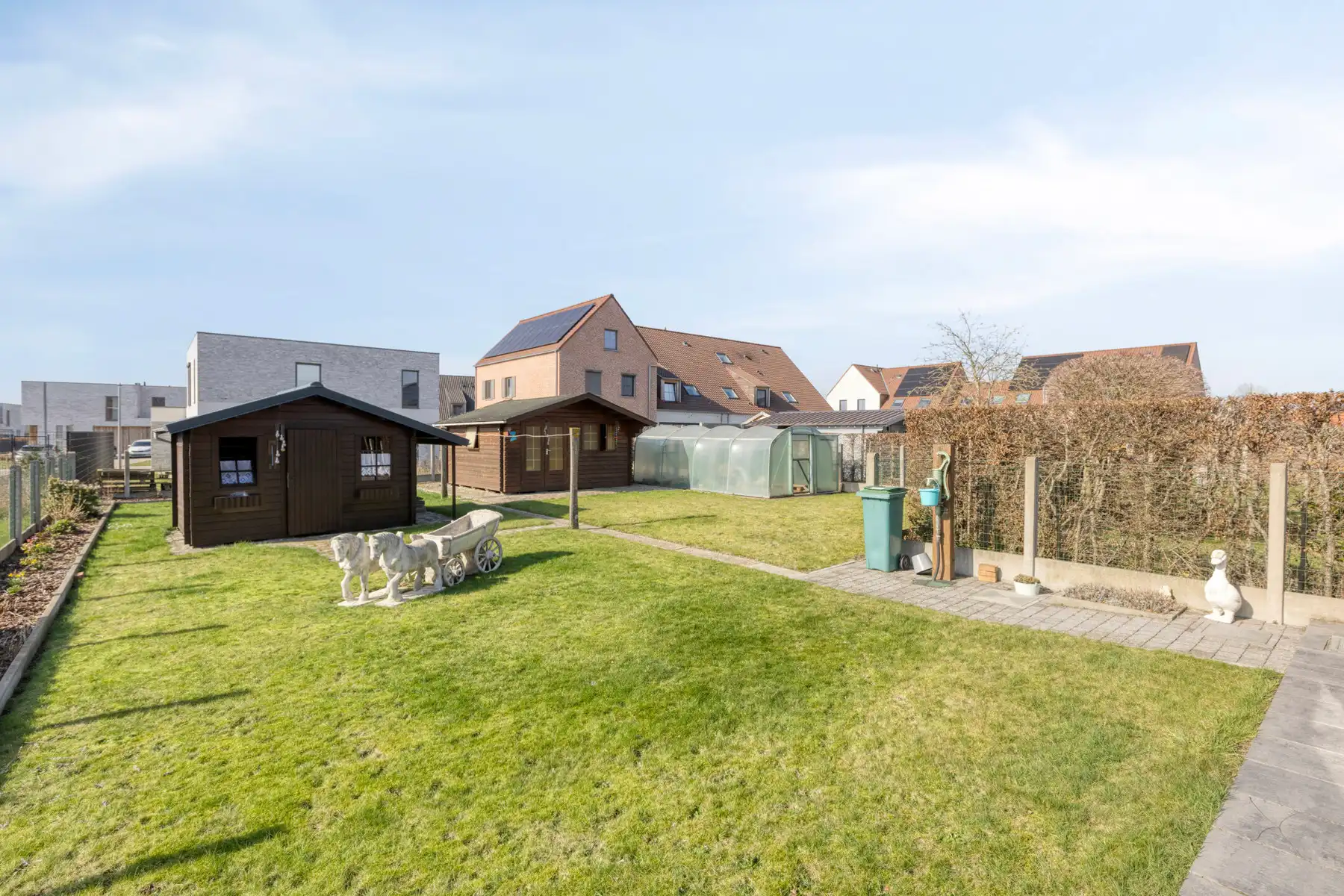 Te moderniseren ruime en solide 3-gevelwoning met grote tuin foto 26