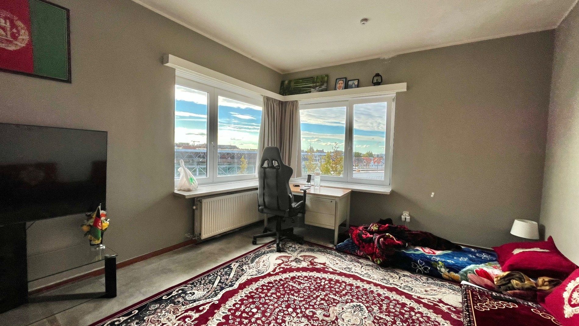 Verhuurde studio (31m²)met open zicht op het station foto 2