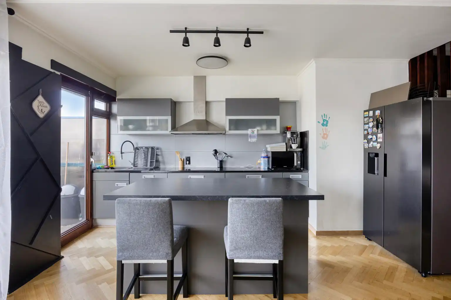 Gerenoveerd appartement met twee slaapkamers en parking foto 8