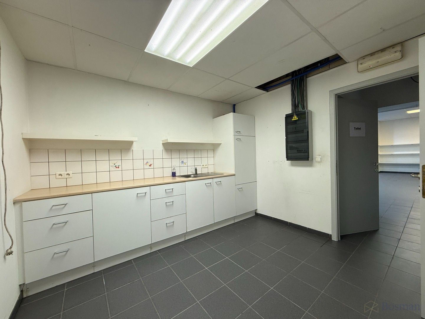 Bedrijfshal met bureauruimte (360m²) te huur in Tessenderlo foto 9