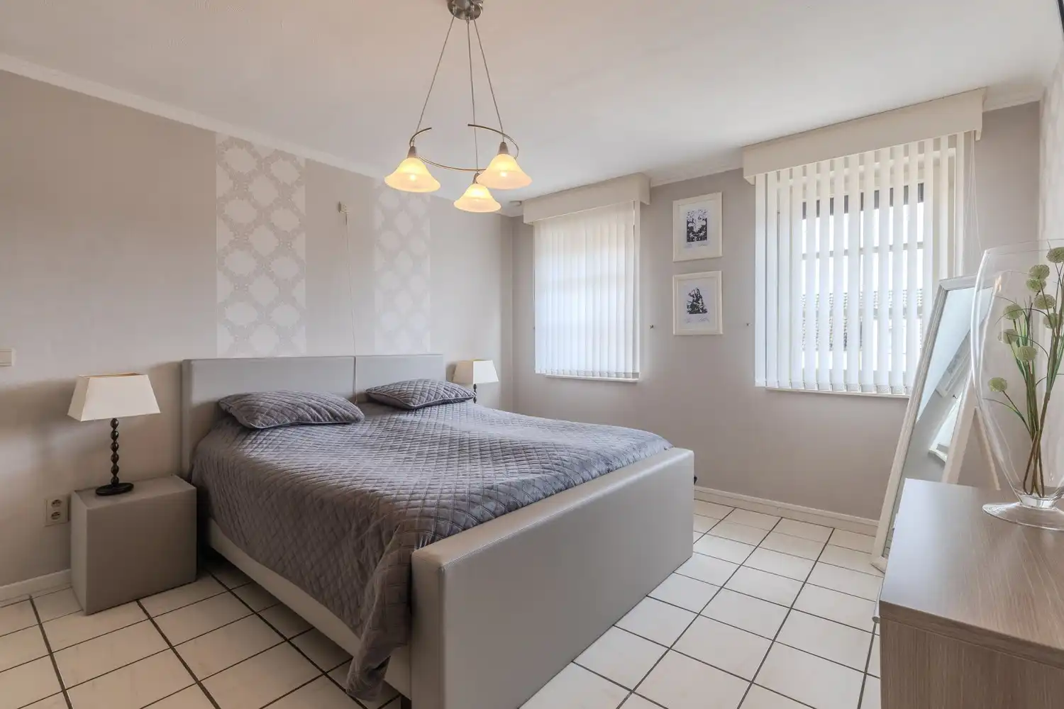 Instapklare woning met drie slaapkamers, ruime tuin en twee garageboxen in hartje Rekem! foto 32