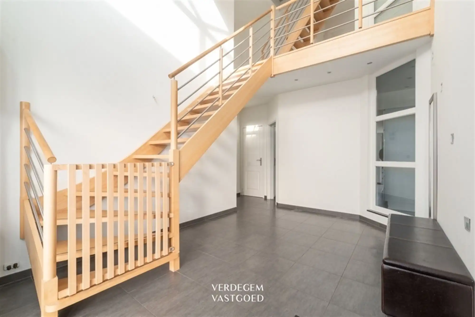 Ruime gezinswoning met 4 slaapkamers, garage en tuin in rustig straatje foto 9