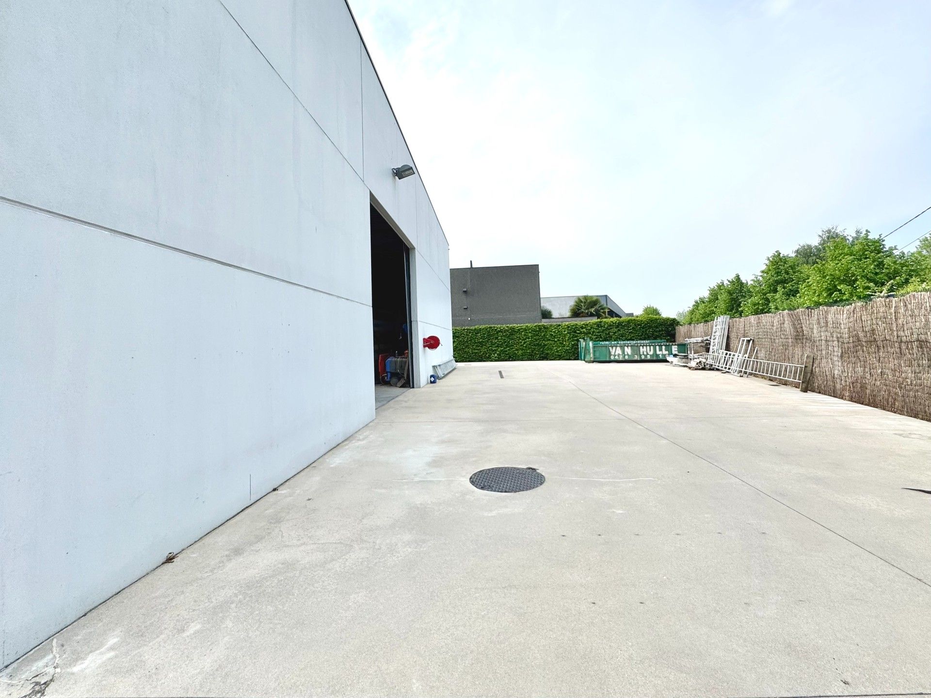MAGAZIJN MET BURELEN IN KMO ZONE INDUSTRIE foto 32