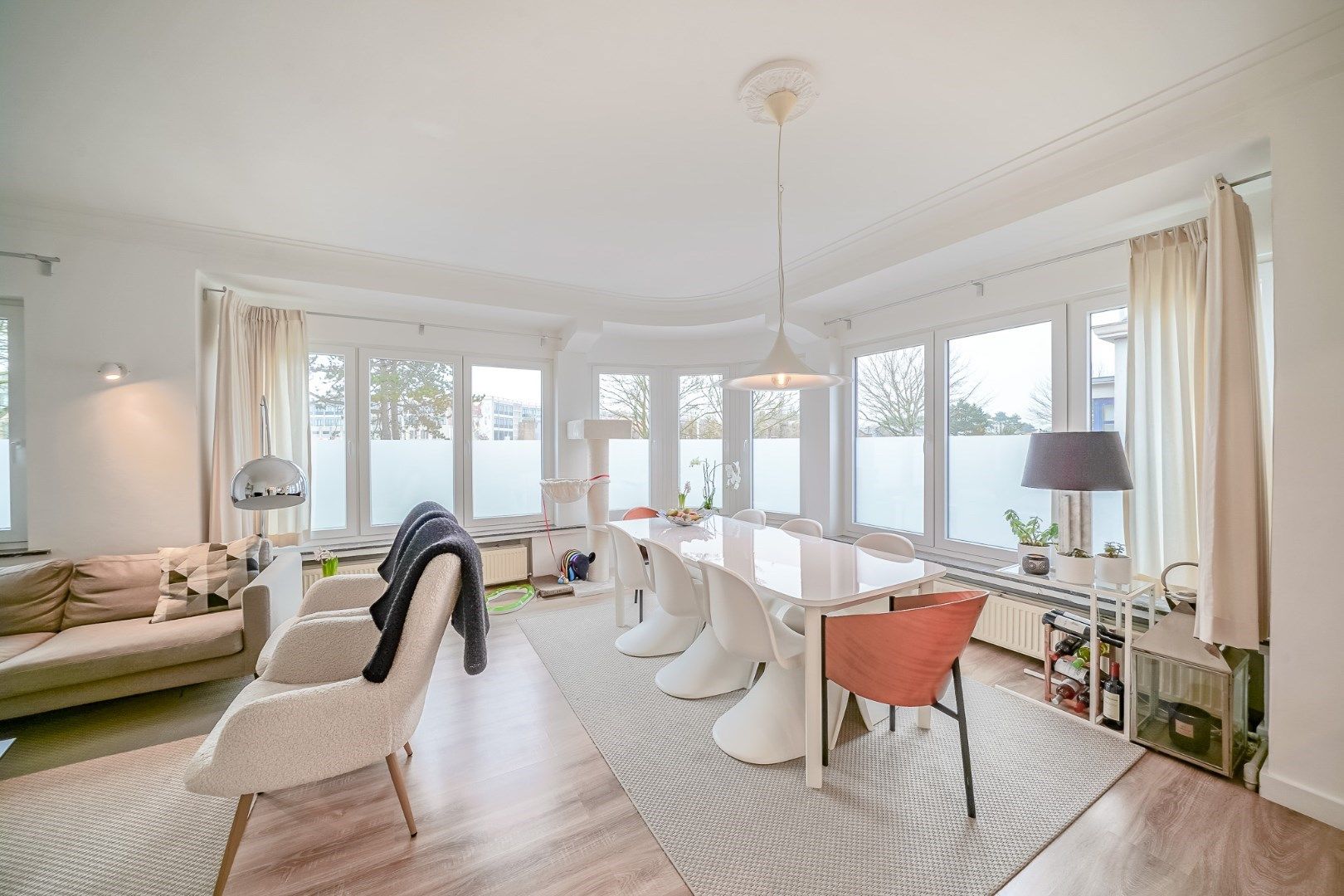 Hoofdfoto van de publicatie: Instapklare hoekwoning met 4 slaapkamers en 4 garages