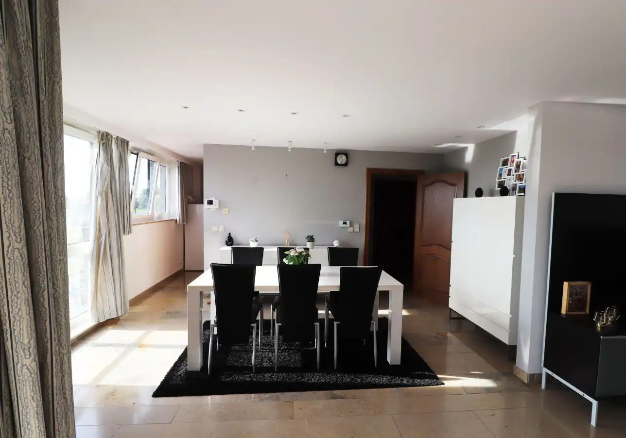 Zeer ruim appartement met verzicht foto 4