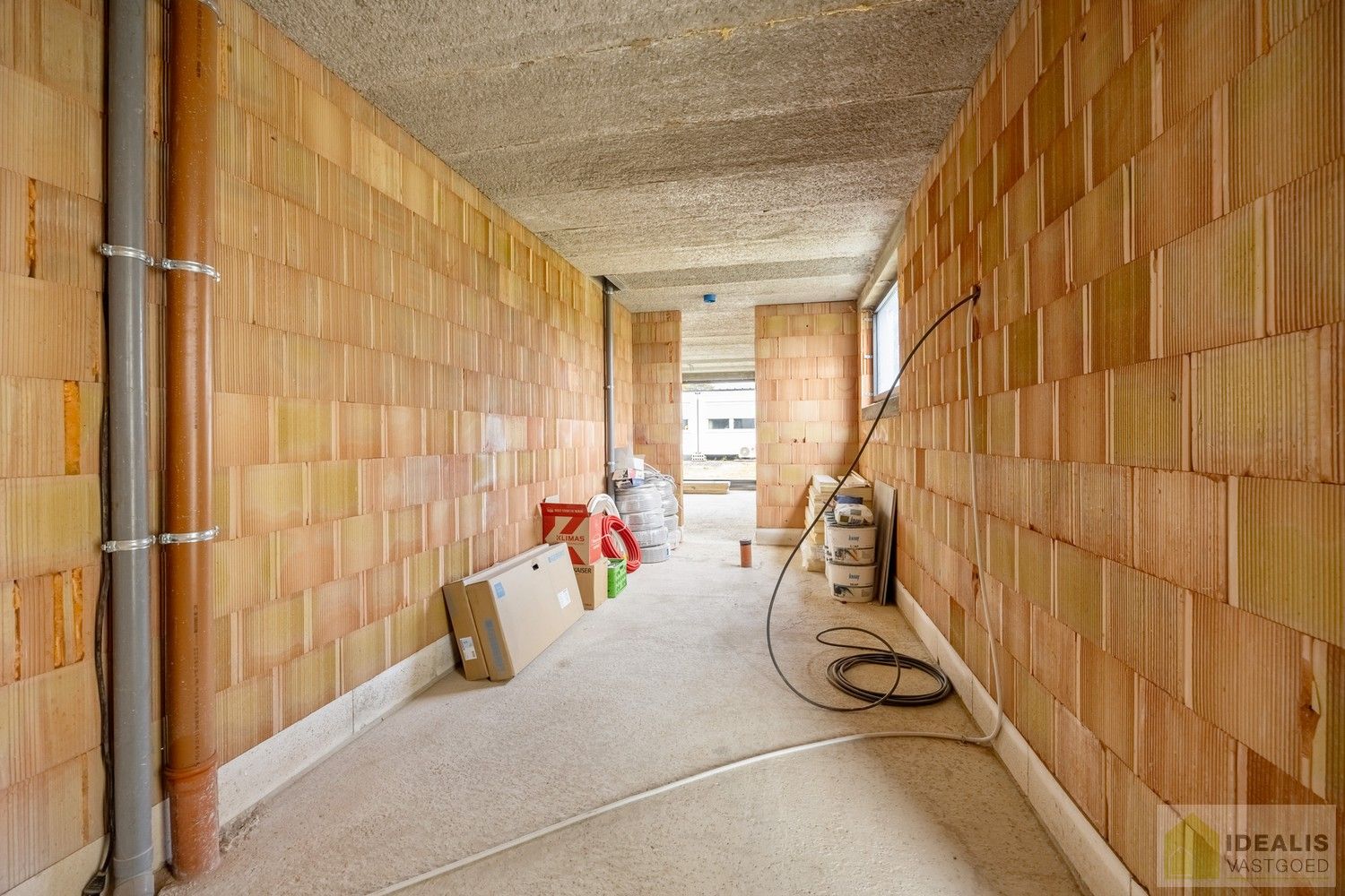 IDEALIS VASTGOED – RUIME (CASCO/VERDER AF TE WERKEN) NIEUWBOUWVILLA MET DE PERFECTE INDELING, EEN HEERLIJKE LEEFRUIMTE, KANTOOR, EXTRA RUIME BERGING, 3 RUIME SLAAPKAMERS, 3 BADKAMERS, CARPORT EN OVERDEKT TERRAS OP EEN RIANT PERCEEL VAN MAAR LIEFST 29A 51CA MET VRIJE ZICHTEN EN DE PERFECTE ORIENTATIE! foto 10