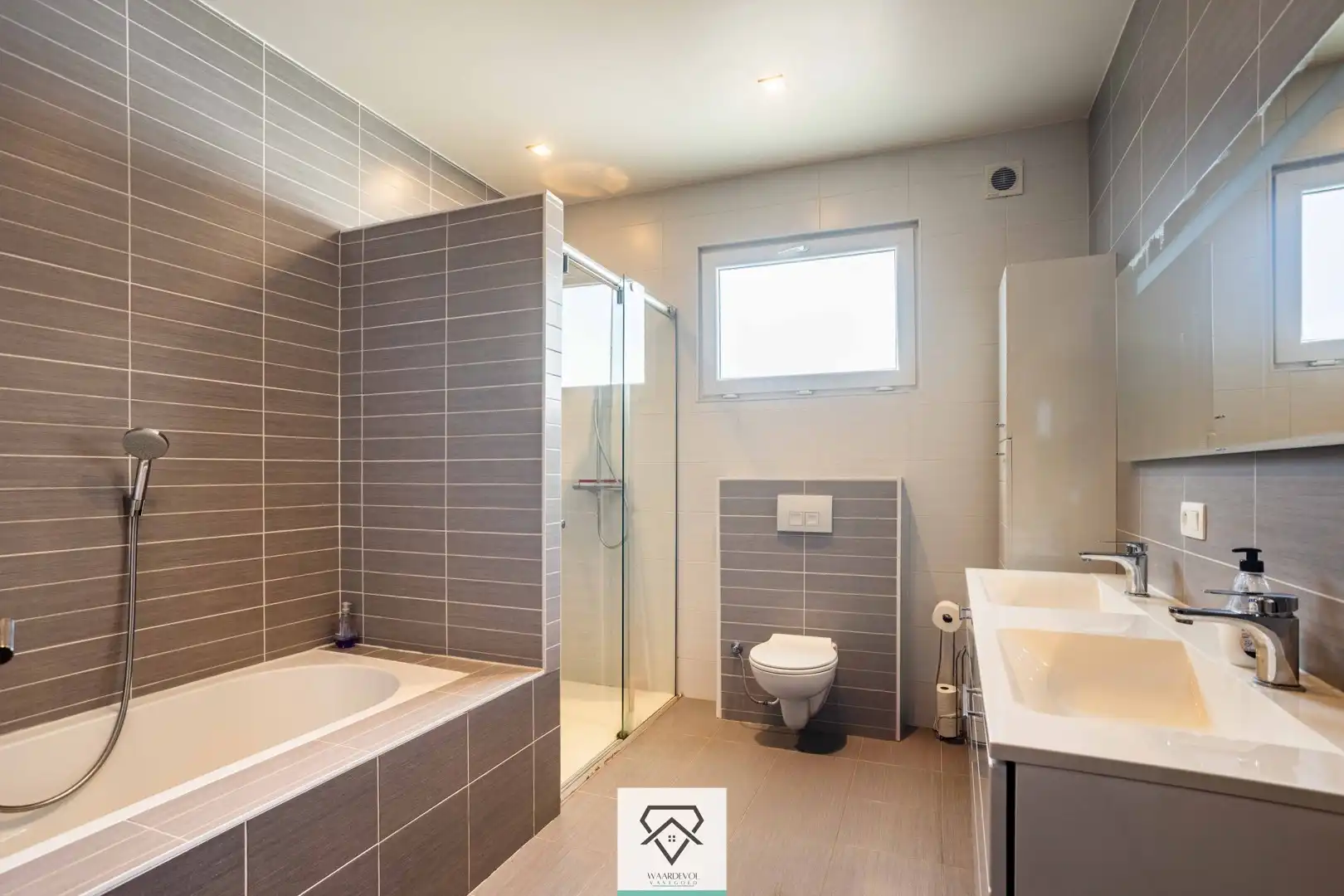 Ruim handelshuis te koop bestaande uit duplexappartement en dubbele handelsruimte foto 17