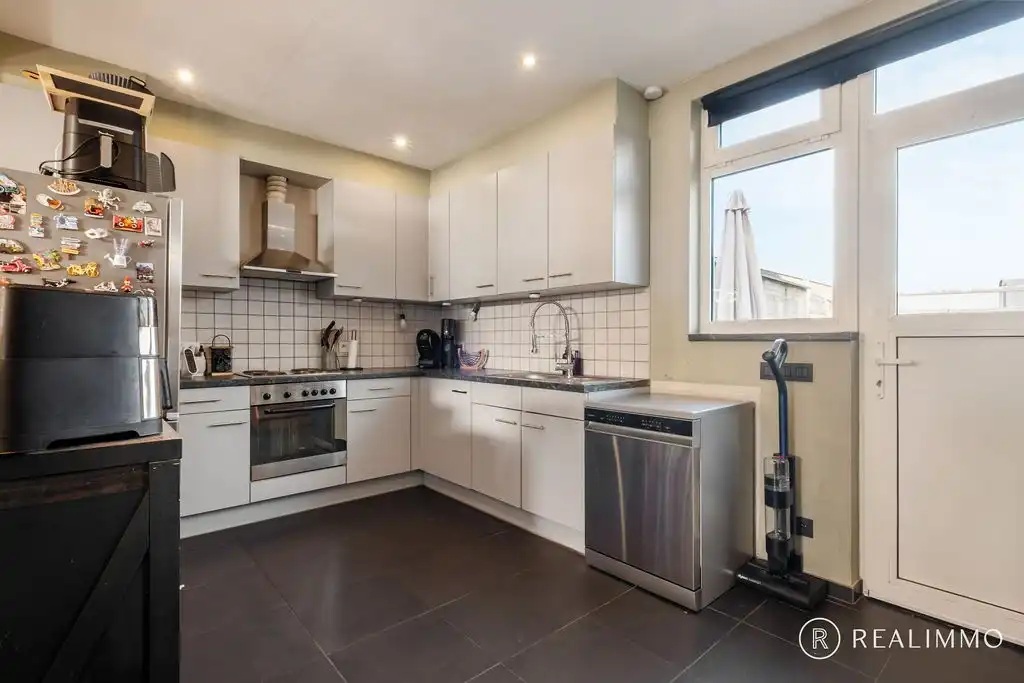 Instapklare, gerenoveerde woning met tuin en autostaanplaats in Bossuit foto 5