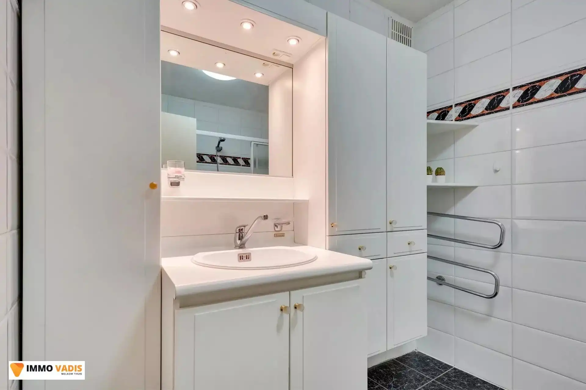 Ruim appartement in centrum Bilzen met Garagebox foto 10