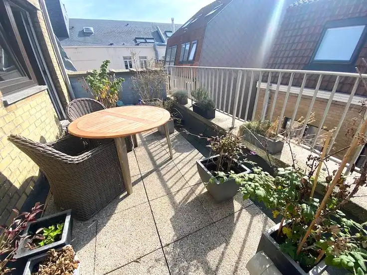 Dit charmante penthouse met één slaapkamer onderscheidt zich door zijn uitzonderlijke terrassen rondom het appartement. Dankzij de ruime buitenruimtes geniet u op elk moment van de dag van de zon en het buitenleven. Een unieke woonbeleving voor wie op zoek is naar een combinatie van comfort, rust en een overvloed aan buitenruimte. foto 8