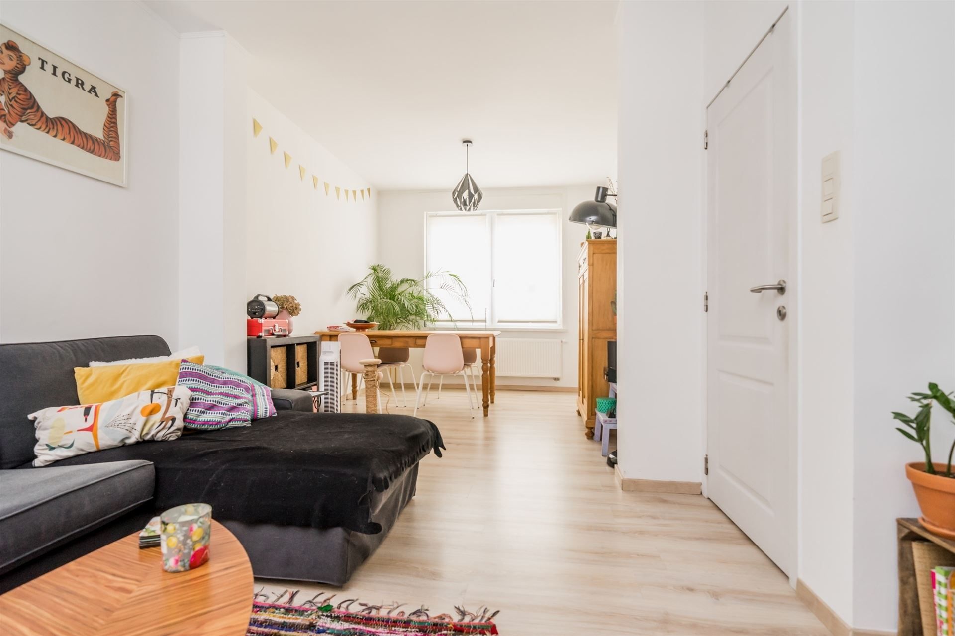 Gezinswoning met tuin in rustige straat! foto {{pictureIndex}}