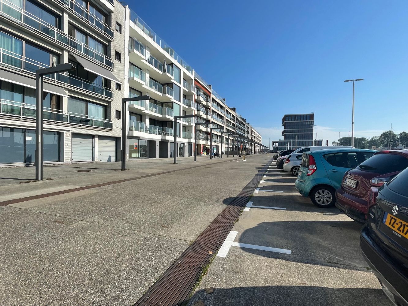 Ruime studio met zonnig terras en uitzicht op de boten  in de Haven van Zeebrugge . Er is een mogelijkheid om een garagebox in het gebouw bij te huren. En dit op het gelijkvloers. Dichtbij de gezellige restaurantjes in Zeebrugge. foto 17