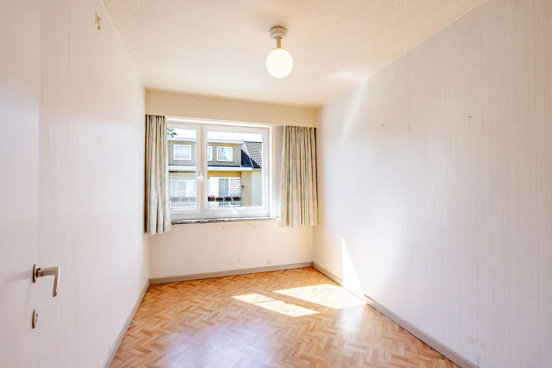 Ruime, solide te renoveren woning met 4 tot 5 slaapkamers en tuin foto 18
