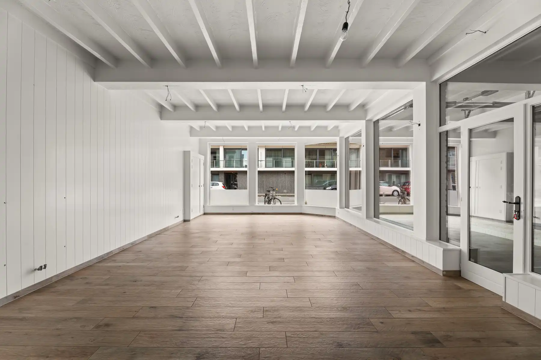 Instapklaar handelspand met woonst op topligging in Oostende foto 6