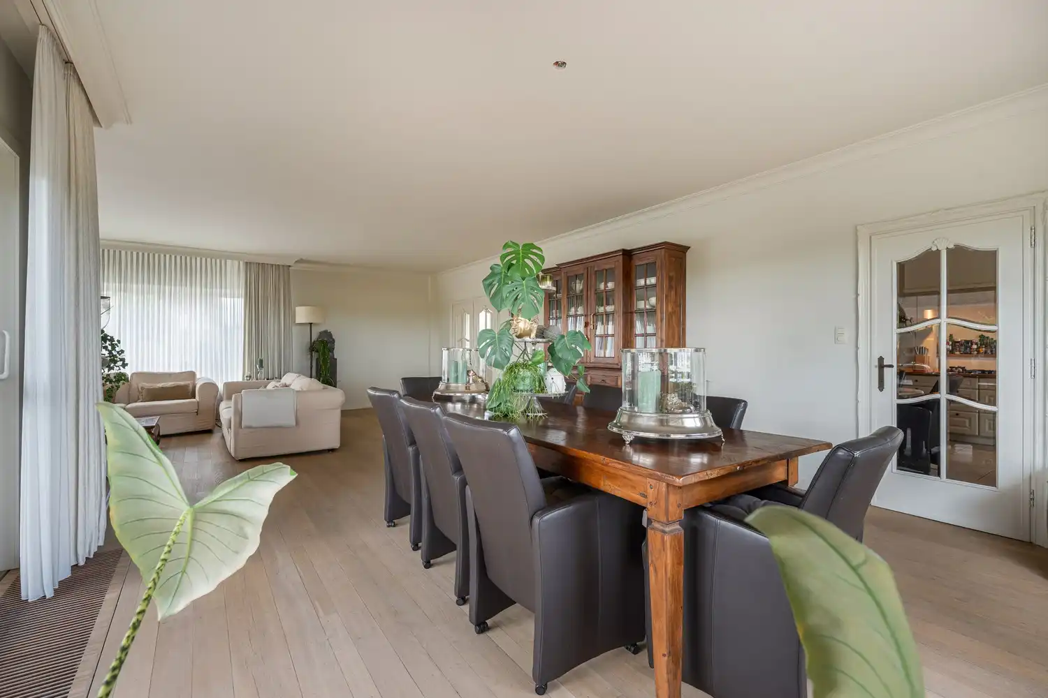 Verrassend ruime villa met 5 slaapkamers, praktijkruimte, zwembad en eindeloze mogelijkheden foto 7