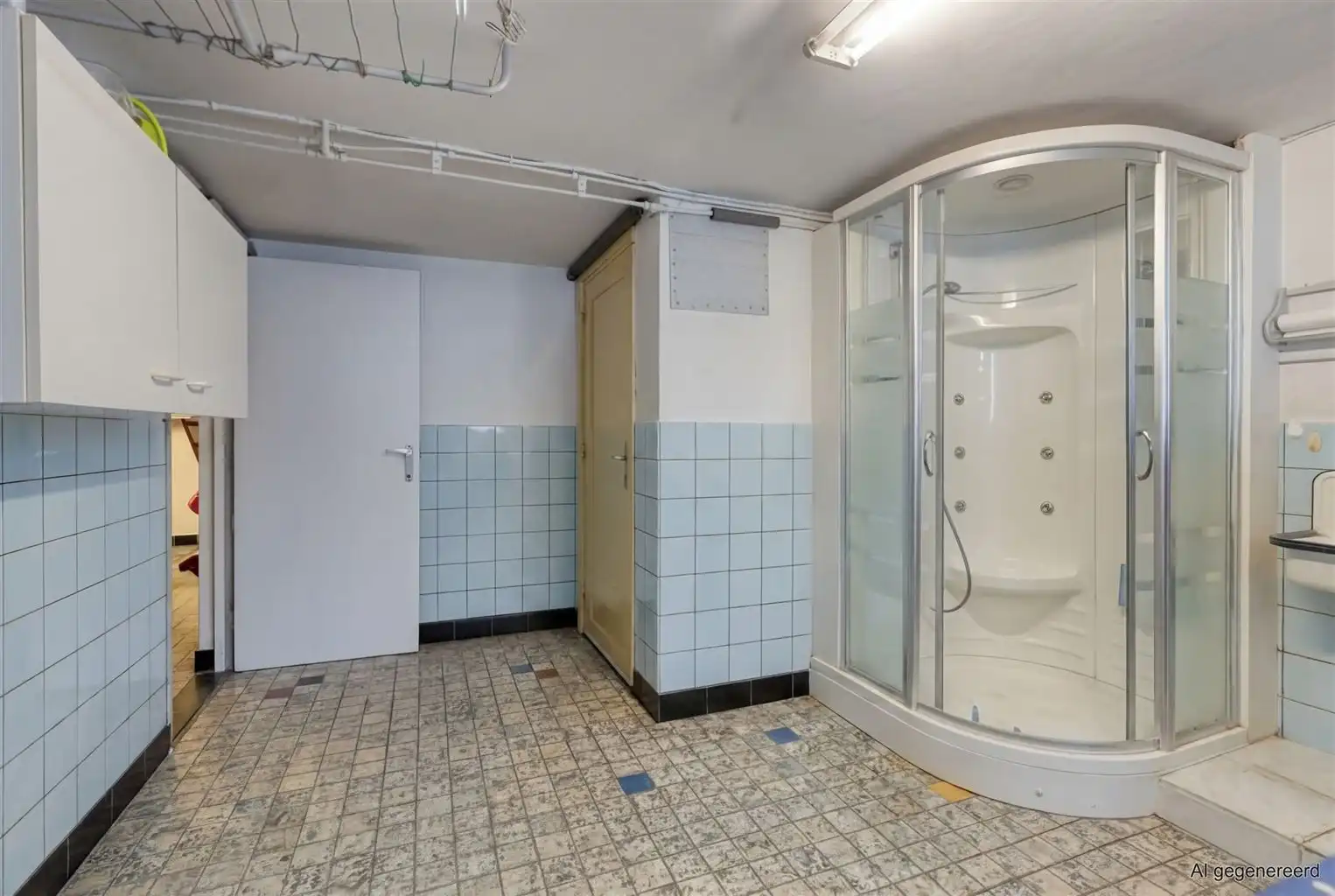 Ruime halfopen stadswoning met 3 slaapkamers, gezellige binnenkoer en achterliggende loods in het centrum van Maaseik. foto 22