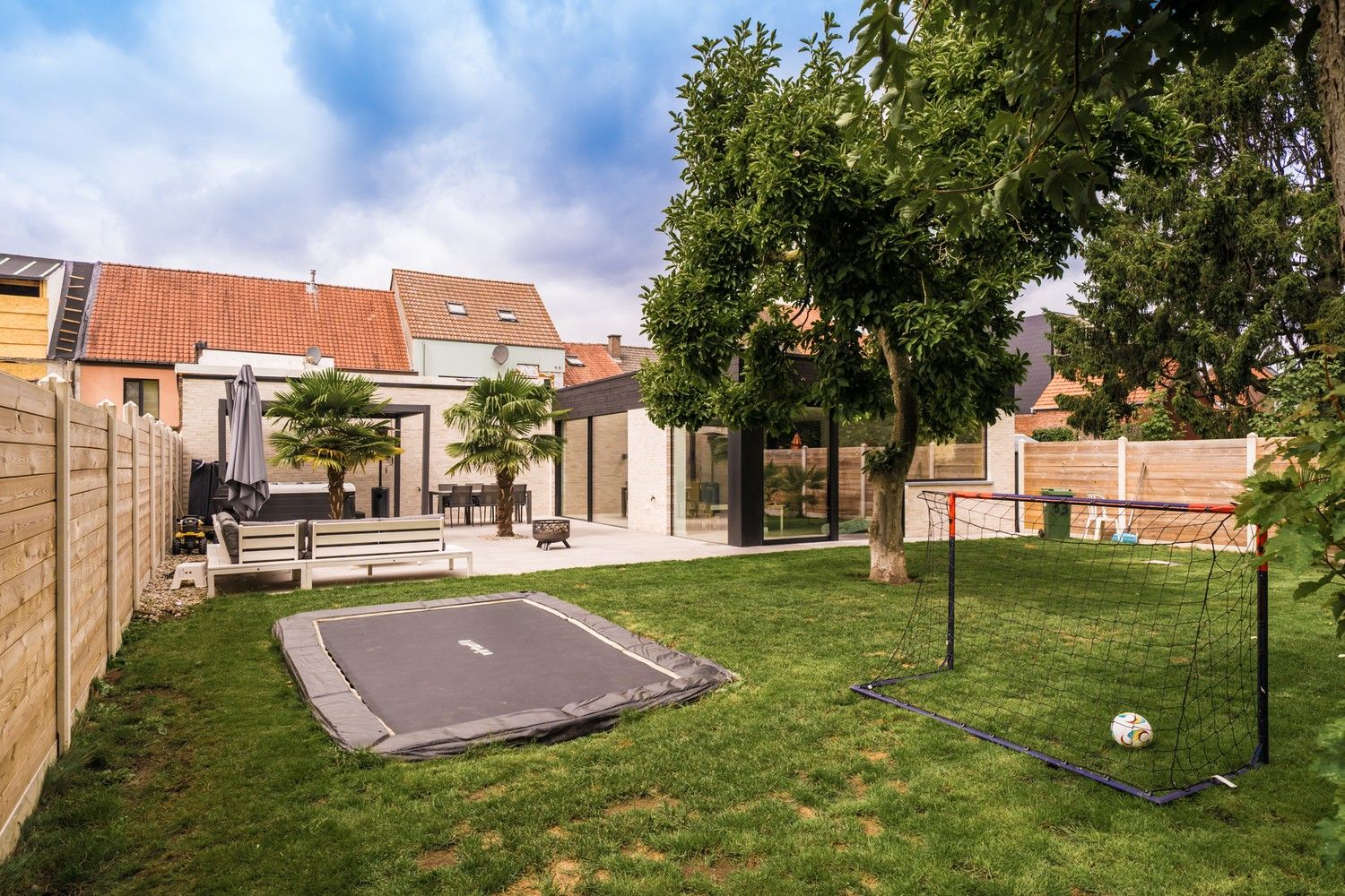 Ruime gerenoveerde woning met 4 slaapkamers en prachtige tuin foto 23