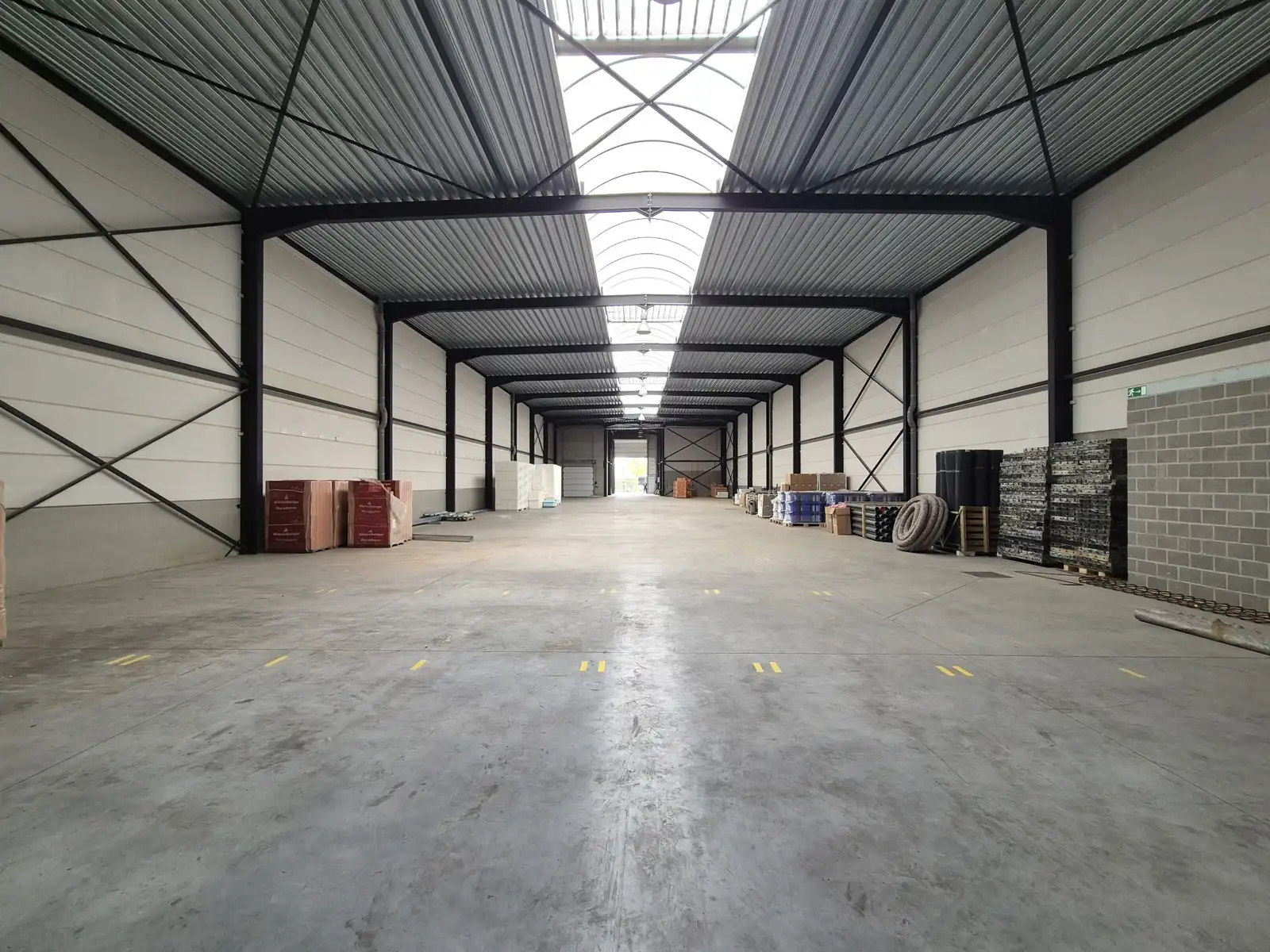 Magazijn 1030m² met  laadkade en 154m² kantoor op topligging foto 4