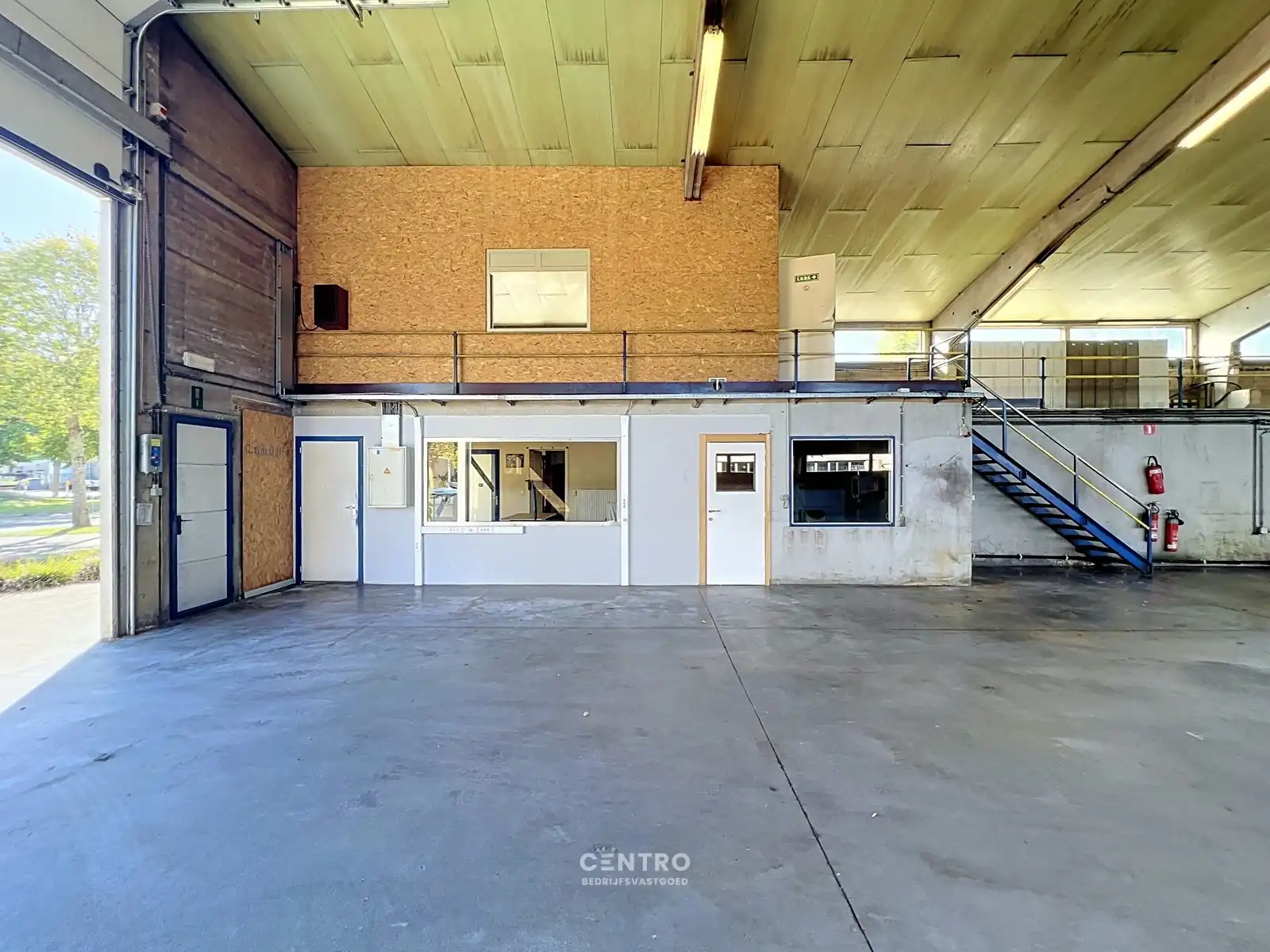 Magazijn met bureel (± 840m²) op INDUSTRIEZONE met gelijkvloerse LICHTRIJKE woonst  (o.a. 3 slpks, 2 garages,...)  op een prachtig HOEKperceel van 2.061 m² te Diksmuide! foto 13