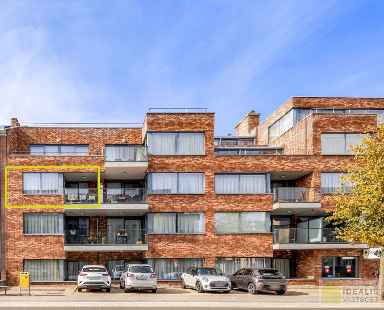 IDEALIS VASTGOED – HOOGWAARDIG AFGEWERKTE ASSISTENTIE-APPARTEMENT IN RESIDENTIE NUMA OP EEN TOPLOCATIE. Gelegen op de 2de verdieping met een bewoonbare oppervlakte van ca. 60m² biedt dit knappe assistentie-appartement een aangename leefruimte met aansluitend een zonnig overdekt terras, uitgeruste keuken en een ruime slaapkamer met veel lichtinval! Daarnaast kan er gebruik gemaakt worden van de talrijke gemeenschappelijke ruimtes en kan men aangenaam vertoeven in de prachtige gemeenschappelijke tuin, een oase van rust! foto {{pictureIndex}}