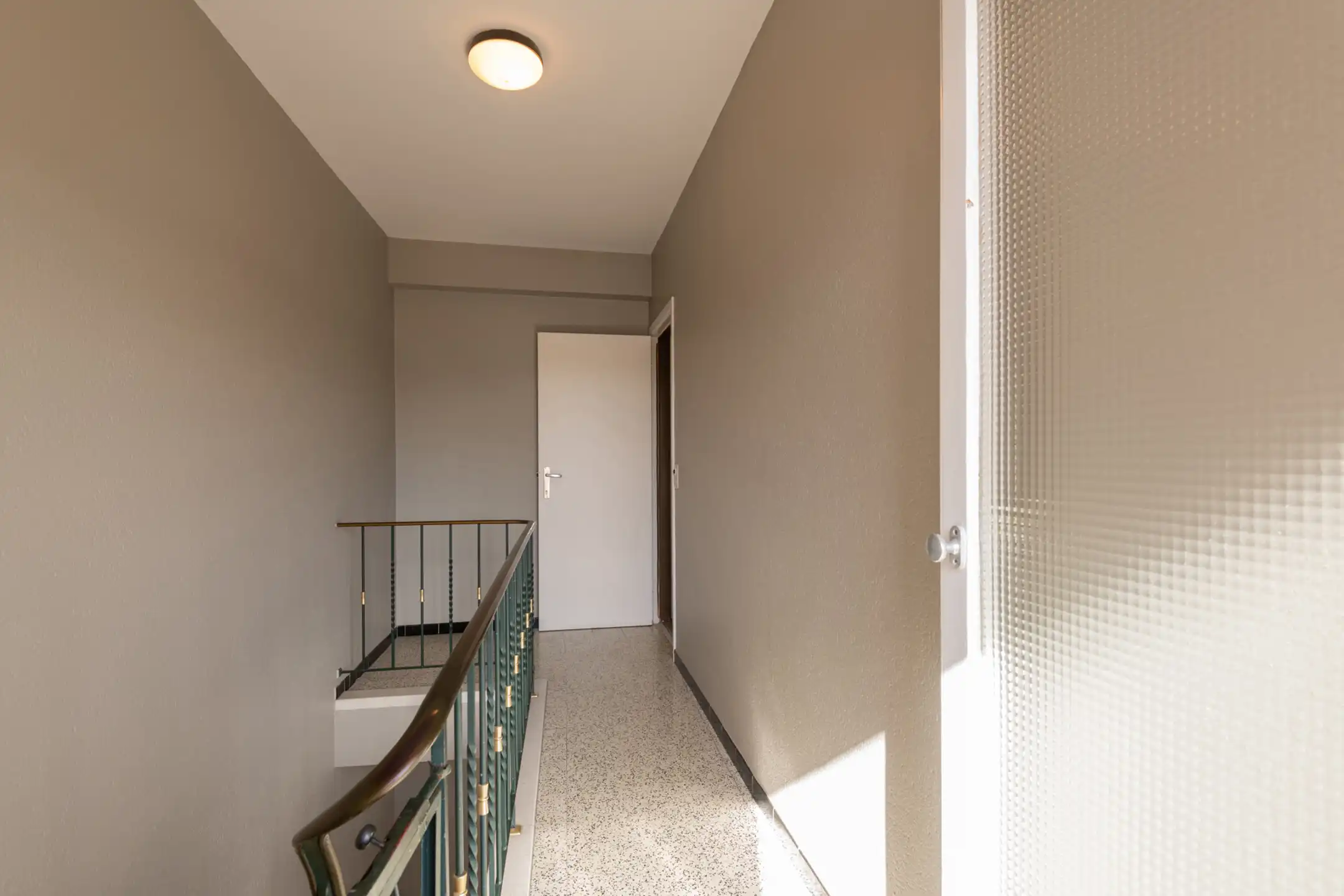 Instapklaar 2-slaapkamerappartement met zonnig terras te koop in De Panne. foto 6