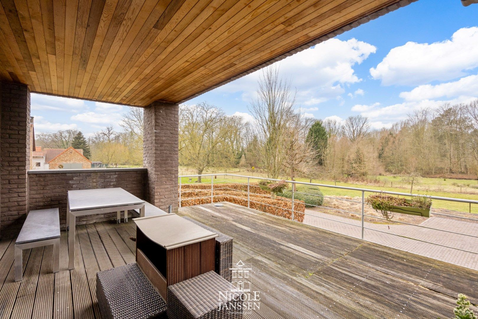Zeer moderne en luchtige woning in een rustige, groene omgeving foto 26