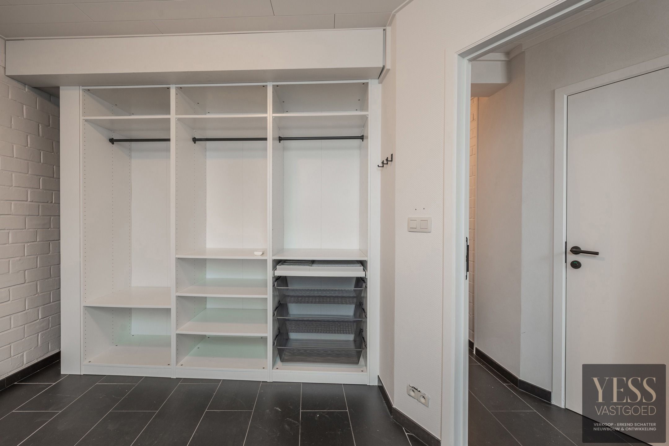 Instapklaar gelijkvloers appartement met terras/tuintje foto 11