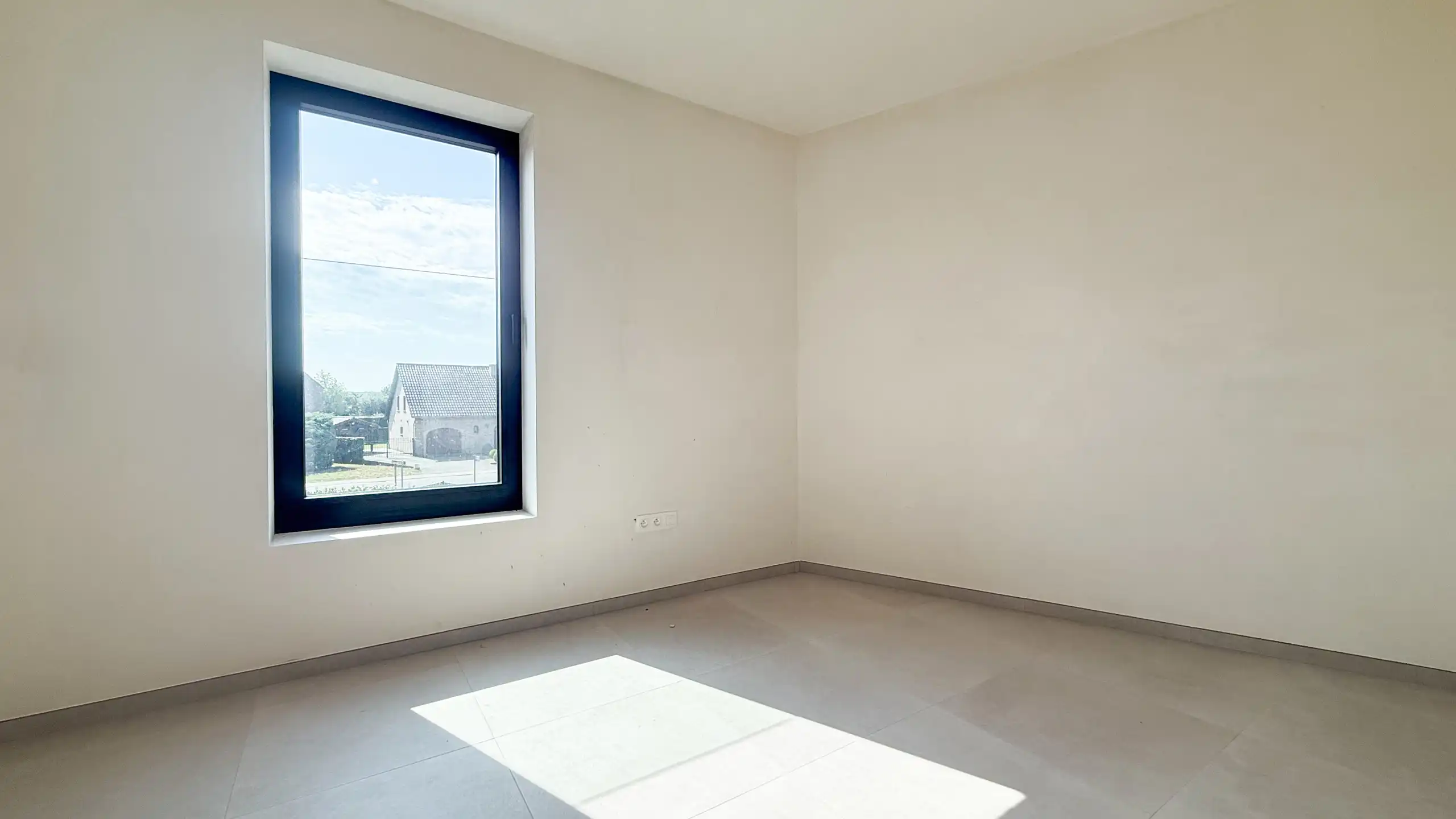 Kwalitatief afgewerkte nieuwbouwwoning op centrale ligging! foto 30