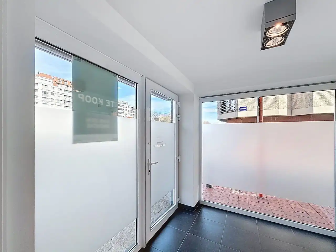 Praktijkruimte in standingvolle residentie ter hoogte van de Knokkestraat te Heist. foto 3