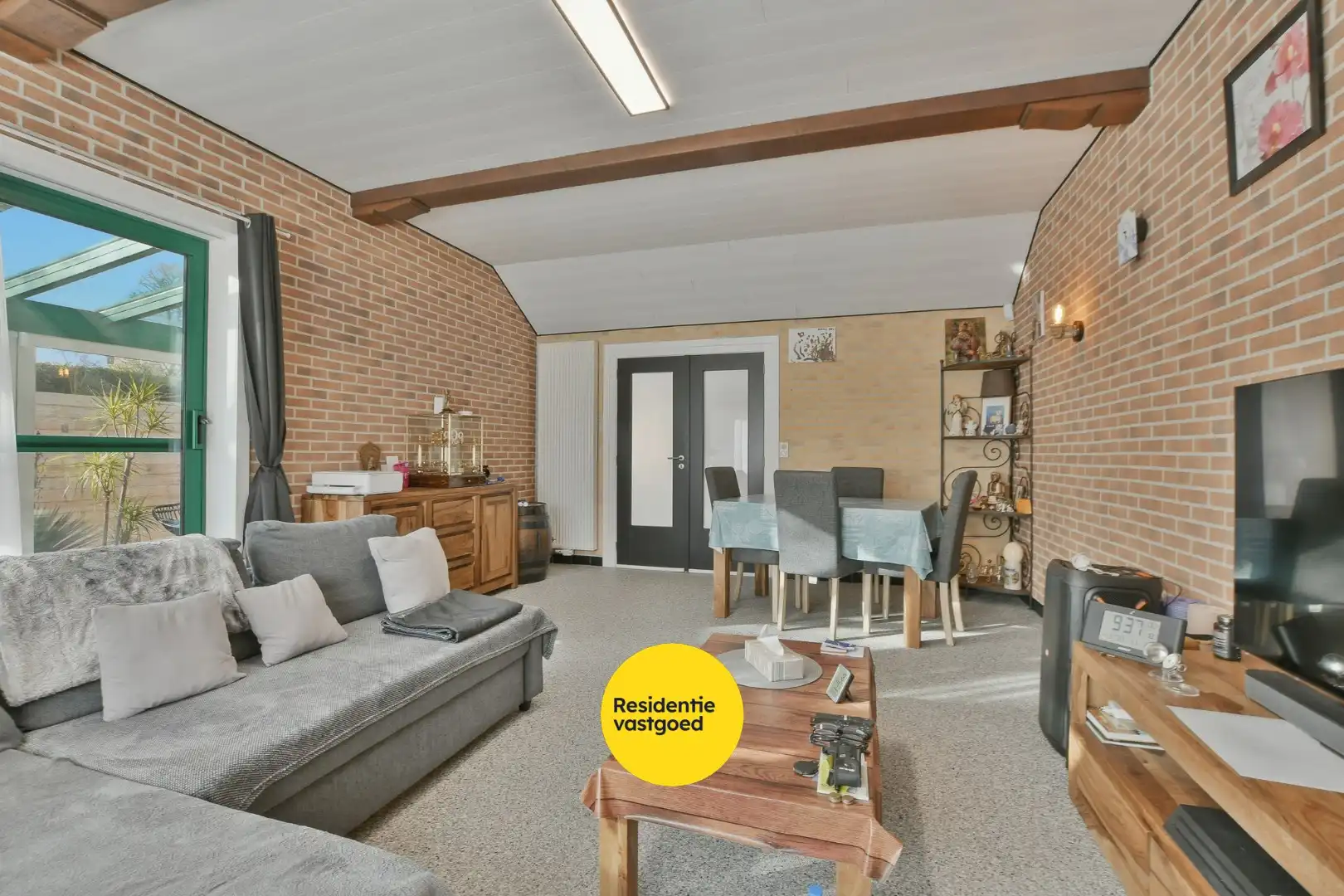 Instapklare en volledig gerenoveerde bungalow met 3 slaapkamers, tuin en garage vlak bij bos en centrum van De Haan foto 3