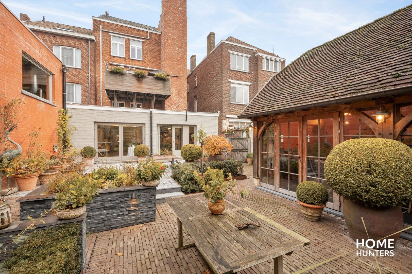 Herenwoning met ruime handelsruimte (350 m² +) dubbele garage en zij-ingang foto 9