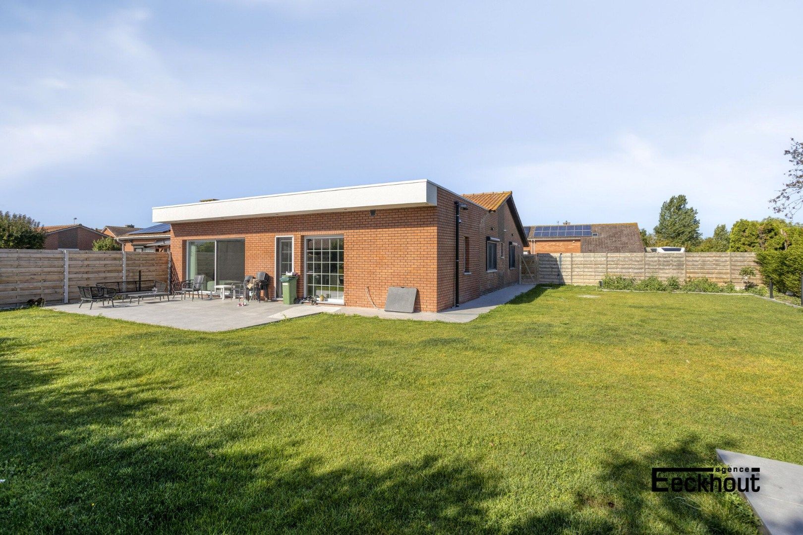 Gerenoveerde halfopen woning met grote zonnige tuin op gegeerde ligging! foto {{pictureIndex}}