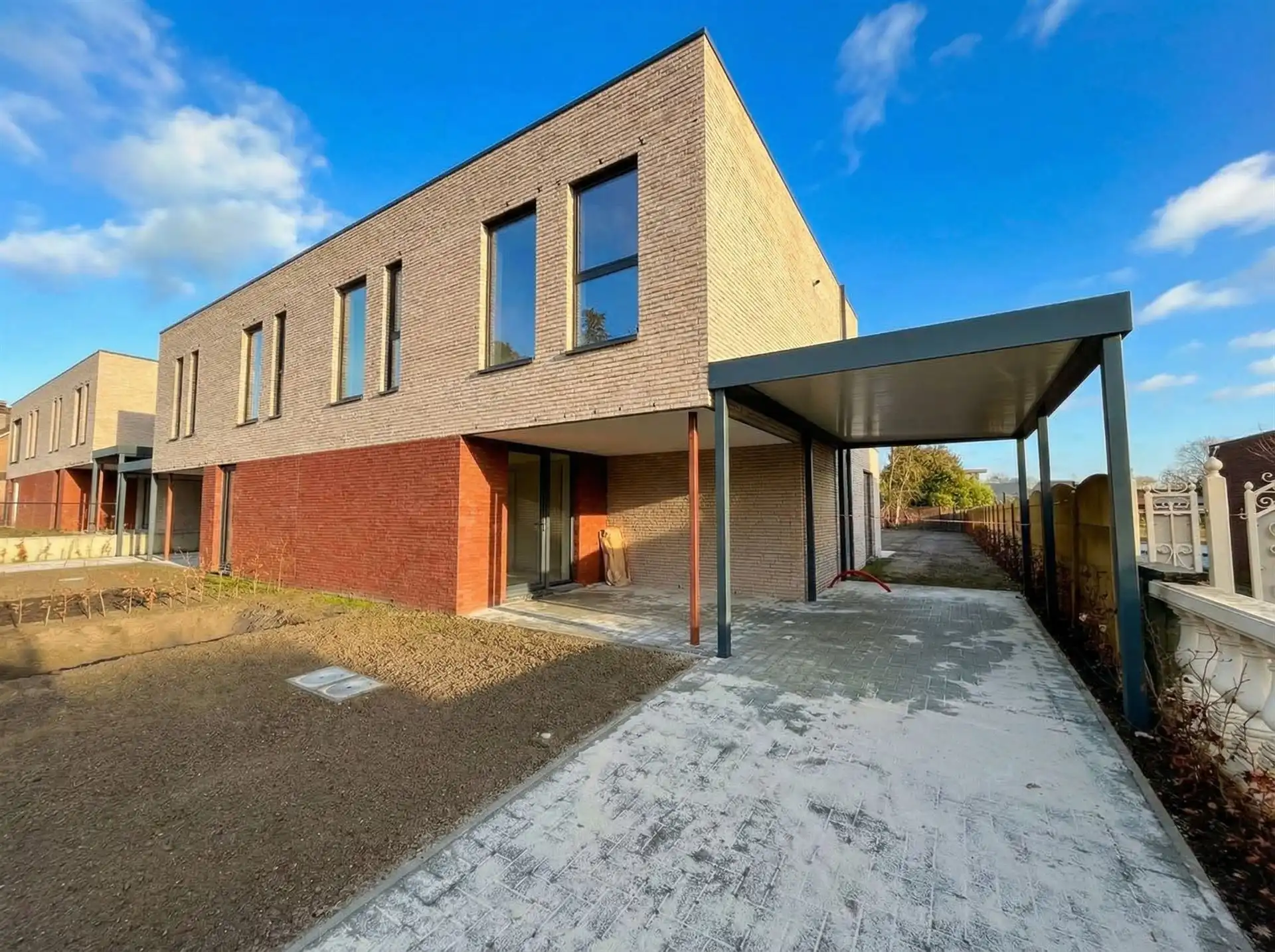 Nieuwbouwwoning - instapklaar, energiezuinig, prachtige ligging en 3 slaapkamers  foto {{pictureIndex}}