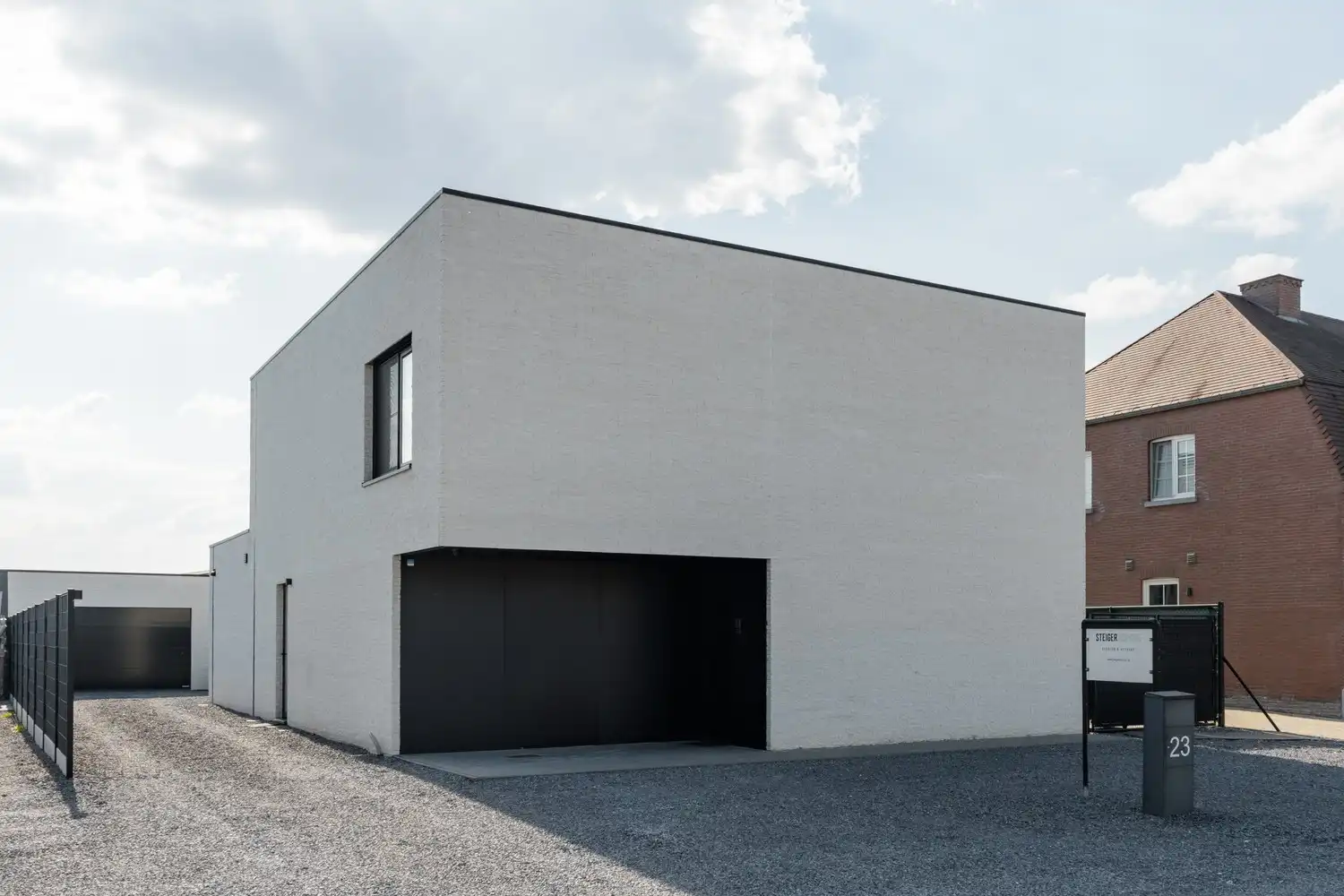 Moderne architecturale woning (2022) met 3 slaapkamers, bureau, kelder en ruime tuin te Pelt foto {{pictureIndex}}