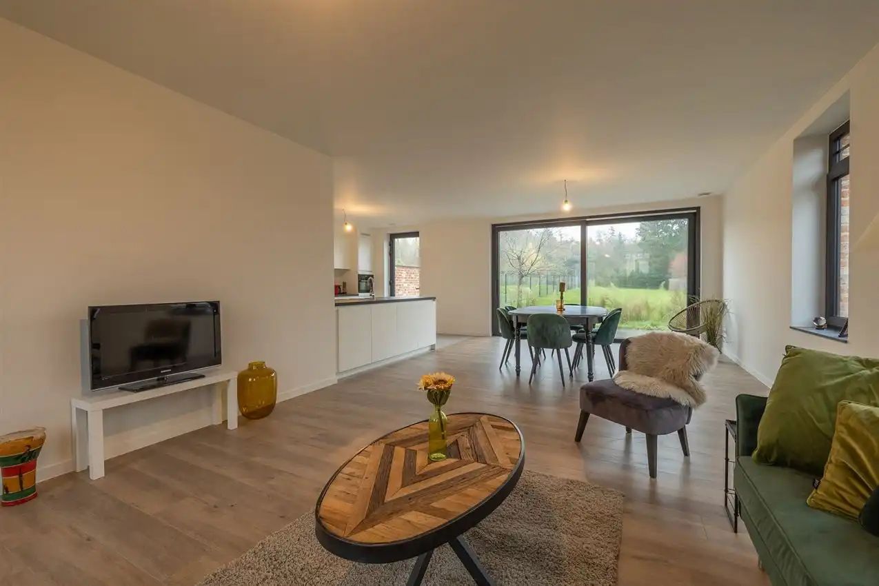 Instapklare nieuwbouwwoning op ruim perceel met 3 slk foto {{pictureIndex}}