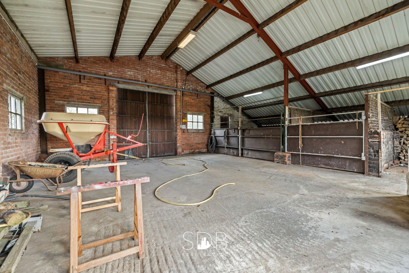 Authentieke hoeve met diverse bijgebouwen en graslanden op 93.155m² foto 35